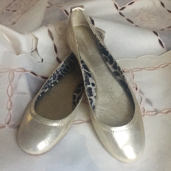 ⭐️Coach “Anora” Metallic Gold Leather Ballet Flats - Picture 2 of 8